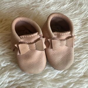 Size 2 Freshley Picked pink bow scalloped moccasins
